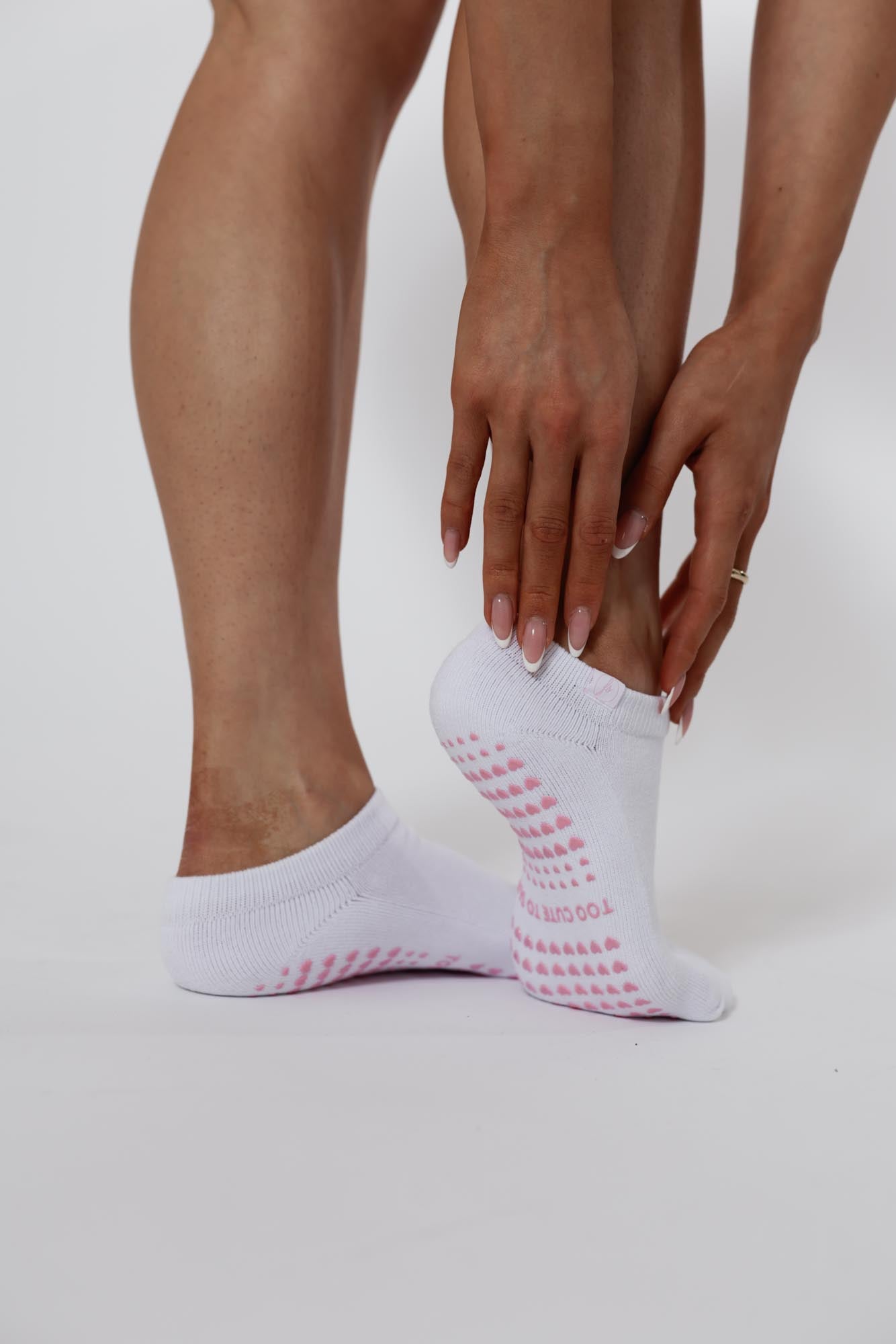FRESHLY Ankle Grip Socks - White/Pink