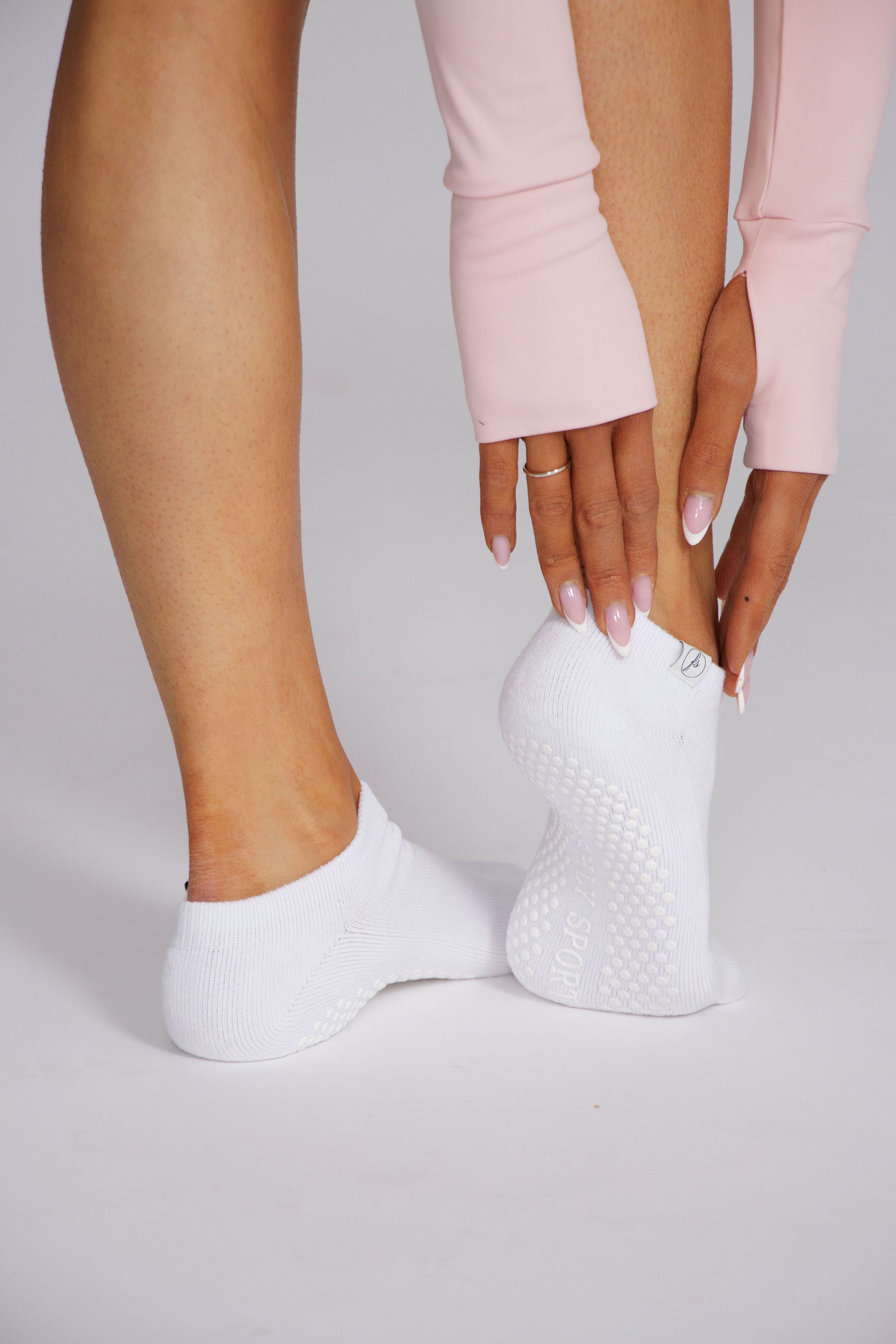 FRESHLY Ankle Grip Socks - White