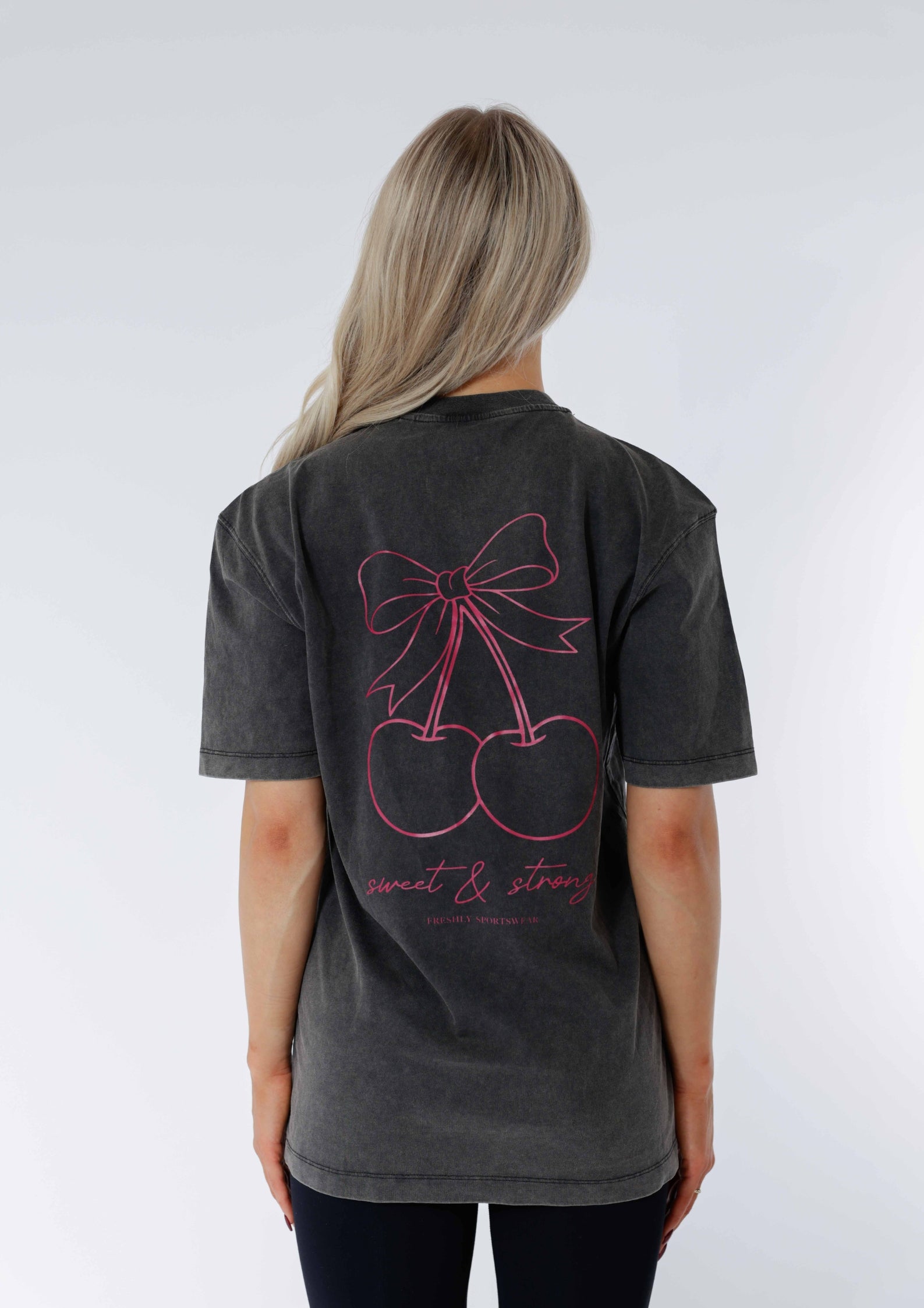 PUMP COVER OVERSIZED TEE - Sweet & Strong / Ash Stone