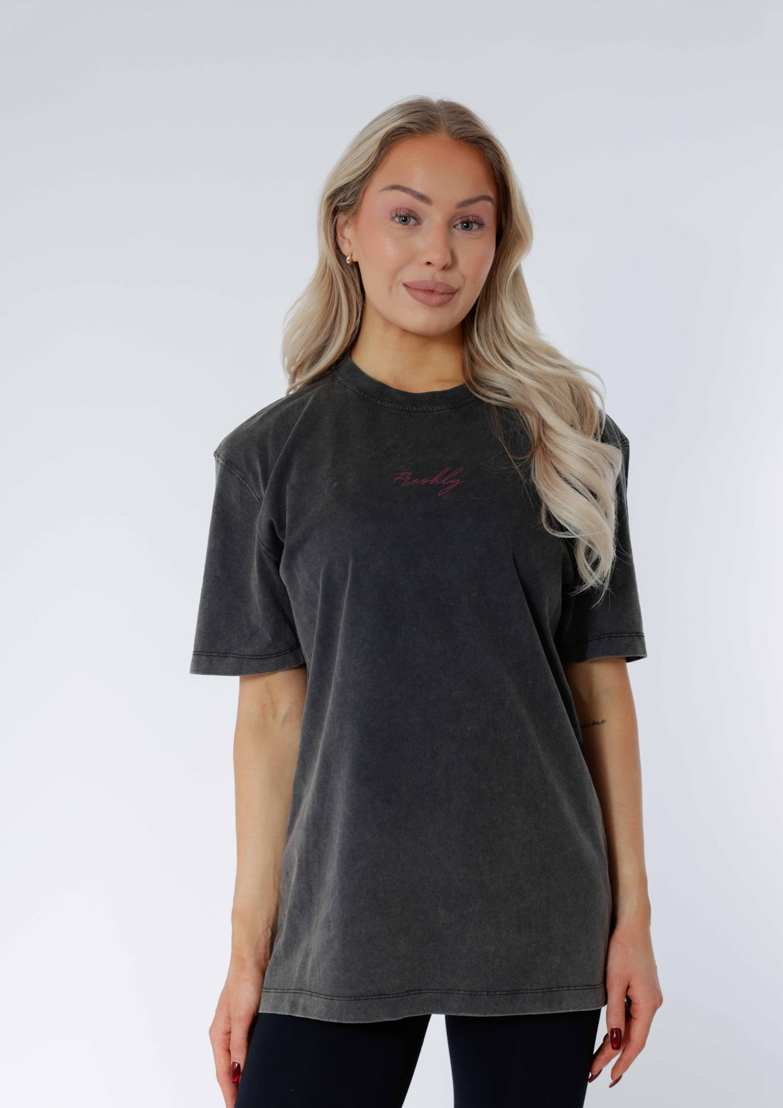 PUMP COVER OVERSIZED TEE - Sweet & Strong / Ash Stone